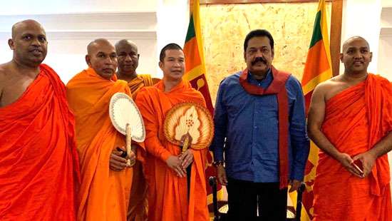 Bante Dhammananda Thero (Thich Phuoc Ngoc) shows his love for the country and people of Sri Lanka