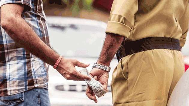 Cop arrested for taking liquor bribe over traffic offence