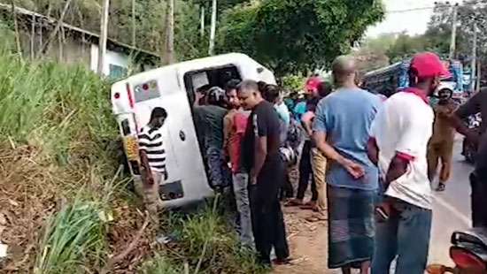 Eleven injured after bus topples in Wellawaya