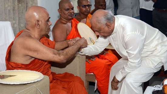 Ven. Elle Gunawansa Thera blesses PM