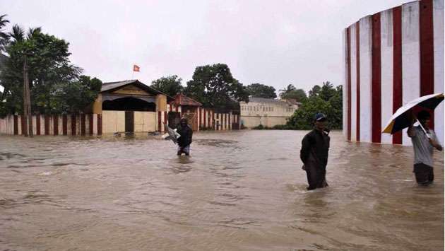 Flooding closes A9 road to Jaffna at Omanthai