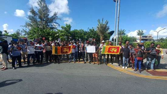 Lankans in Maldives protest agaisnt GR