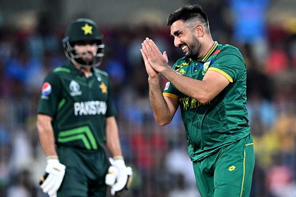 Four-wicket Shamsi helps South Africa dismiss Pakistan for 270