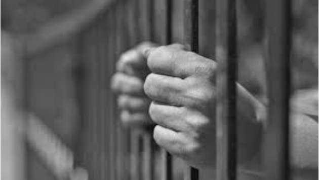 Prisoner breaks free at hospital, attacks officer with bottle