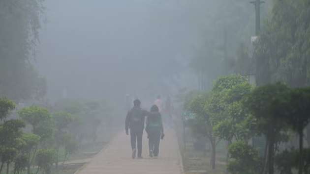 Flights disrupted and construction work banned after Delhi air pollution suddenly worsens