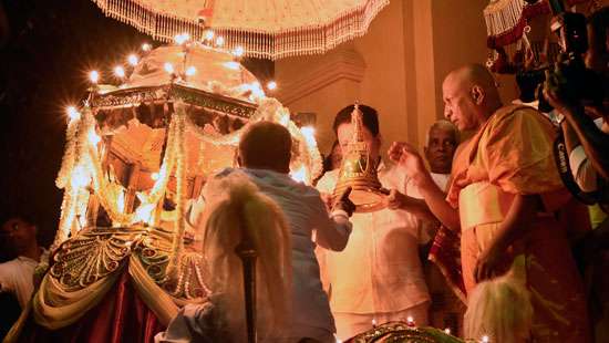 Kelaniya Duruthu Maha Perahera begins