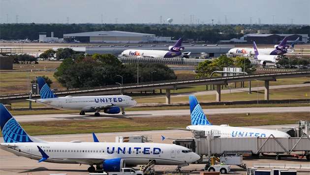 Thousands of US flights cancelled or delayed over government shutdown cuts