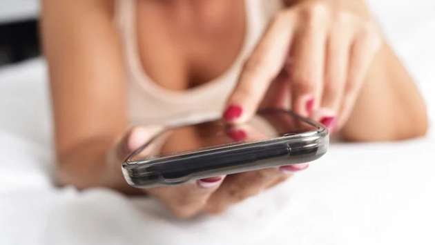 Sri Lankans turning to overseas adult websites for income, Police warn