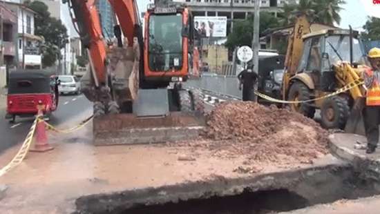 One die when mounds of earth collapsed on pipe laying workers in Narahenpita