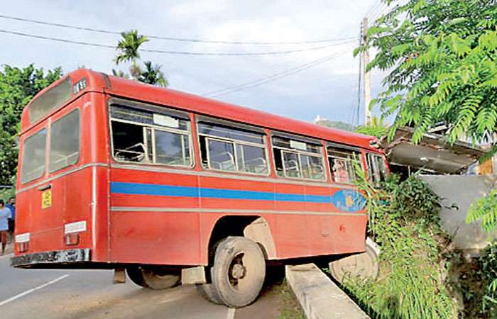 Bus veers off road at Halpe, injuring nine