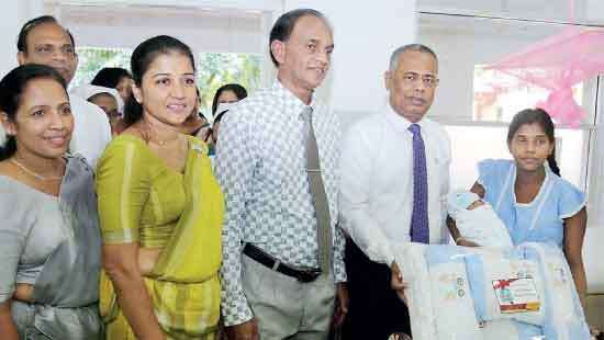 People’s Bank celebrates Independence Day offering gifts to newborns