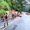 Removal of rock debris begins at Pahala Kadugannawa