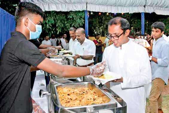 Kotte Ananda Sastralaya organises Bath Dansala for Poson