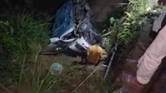 Two injured as lorry overturns in Watawala