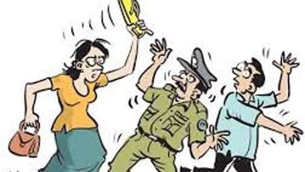 Woman hits cop with shoe after court orders child handed over to husband