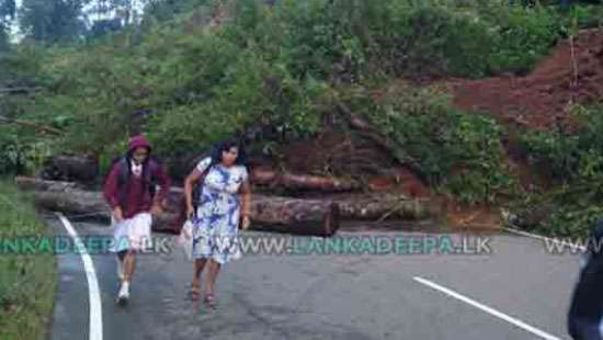 One lane of Badulla-Colombo road in Bathgoda reopened