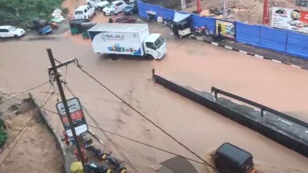 Sudden floods cause heavy traffic in Kandy