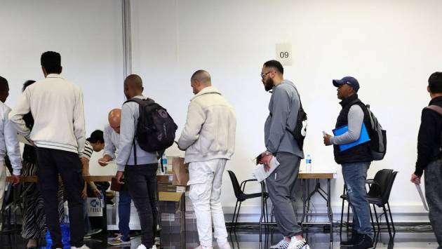 Migrants in Spain queue to apply for mass legalisation programme