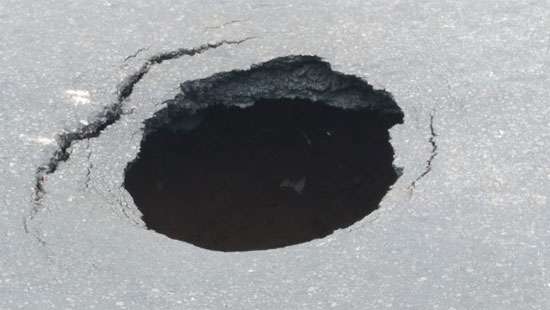 Sinkhole in Wellawatta causes traffic restrictions