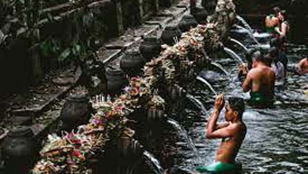 Herbal bath marks farewell to the old year