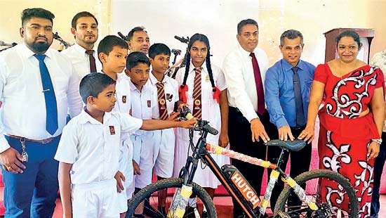 Hutch and Education Ministry empower students with green mobility in A’pura