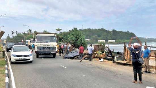 Illegal coastal structures removed in Galle