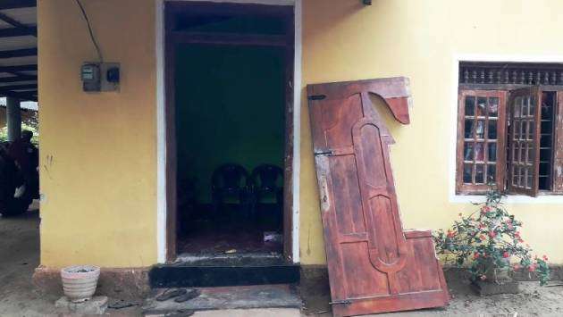 Wild elephant knocks on doors at night, turns aggressive if not opened
