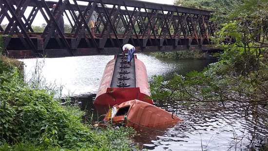 Fuel bowser drifts away in Baththuluoya