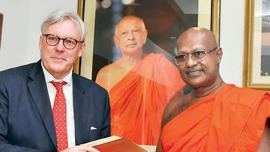 New British envoy visits Gangaramaya Temple