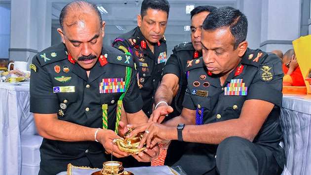 Army seeks blessings at Sri Dalada Maligawa - Caption Story | Daily Mirror