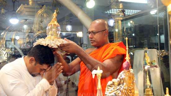 Rs.20mn alms giving for Siridhamma Thera's b'day - Caption Story