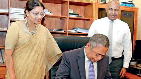 Prof. P.N.D. Fernando assumes duties as new Chairman of People’s Bank