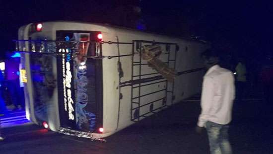 Bus topples in Nanu Oya injuring eight