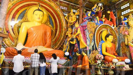 Seeking blessings on ’Bak’ Poya Day