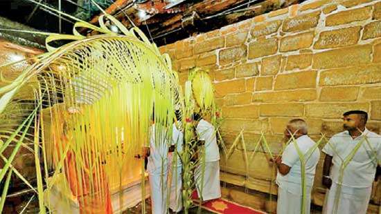 Kandy Esala festival begins with traditional Kap Planting ceremony