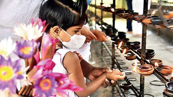 Ill Poya religious observances in Devram Wehera Temple