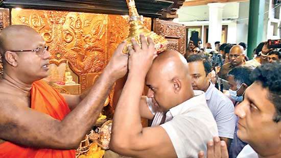 Ranjan visits Gangaramaya Temple