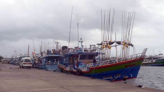 Rough seas keep fishermen ashore in Colombo