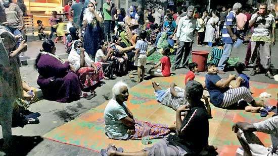 Demanding cooking gas; Angry residents of Armour Street, Slave Island and Dematagoda block main roads