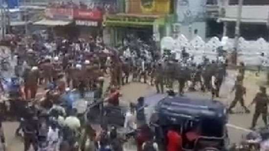 Pro and anti-govt protesters clash in Chilaw