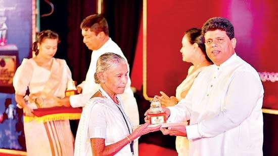 ‘Alathi Amma’: Woman serving the Dalada Maligawa