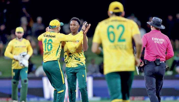 South Africa tear through New Zealand to win first T20