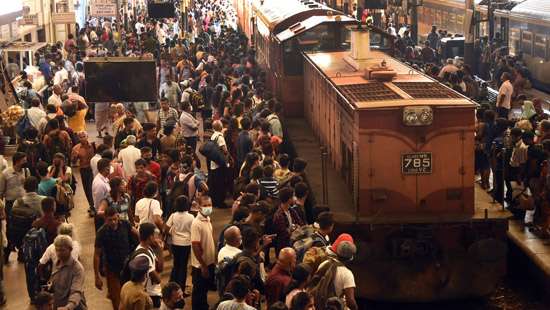 Large crowds at Fort Railway Station…