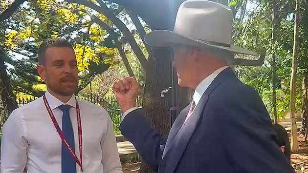 Australian lawmaker Bob Katter threatens journalist with fist at press conference