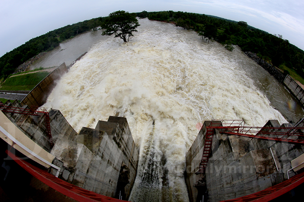 Video: Sluice gates of Deduru Oya opened