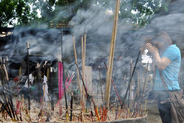 Devotees observe IL Poya