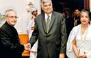 Sri Lanka’s Prime Minister Ranil Wickremesinghe (C) shakes hands with Indian President Pranab Mukher