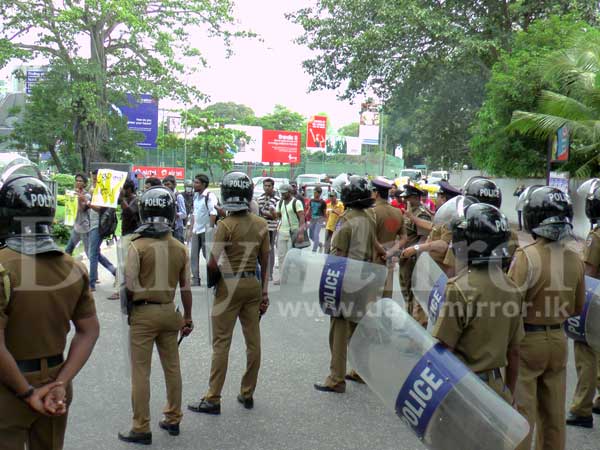 Video: Undergrads protest against private universities