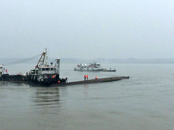 Boat with more than 450 people sinks in China's Yangtze