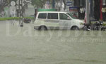 Roads flooded; heavy traffic in Colombo